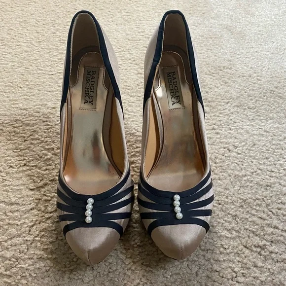 *Gorgeous* Badgley Mischka pumps - Picture 2 of 5